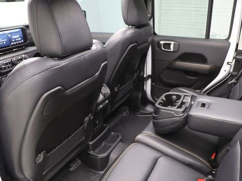 Used 2024 Jeep Wrangler Unlimited Sahara w/ Technology Group AWD/4WD image 17