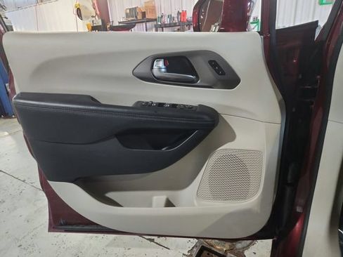 Used 2019 Chrysler Pacifica Limited FWD image 19