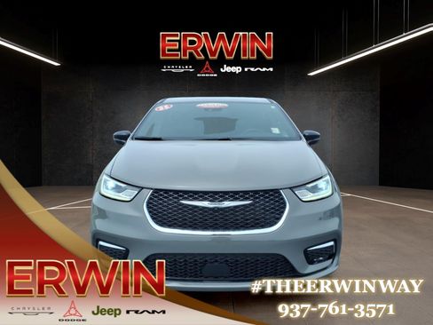 Certified 2025 Chrysler Pacifica Select FWD image 2