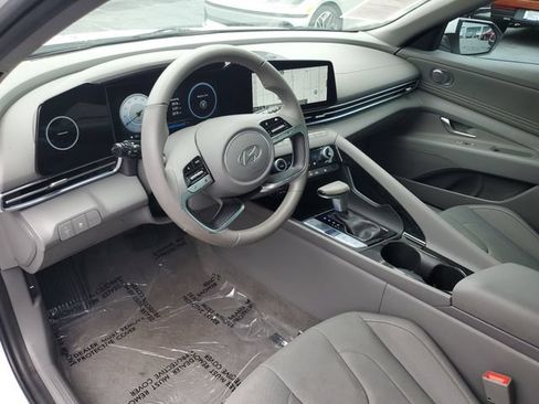 Certified 2025 Hyundai Elantra SEL FWD image 8