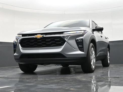 Used 2025 Chevrolet Trax LS FWD image 27