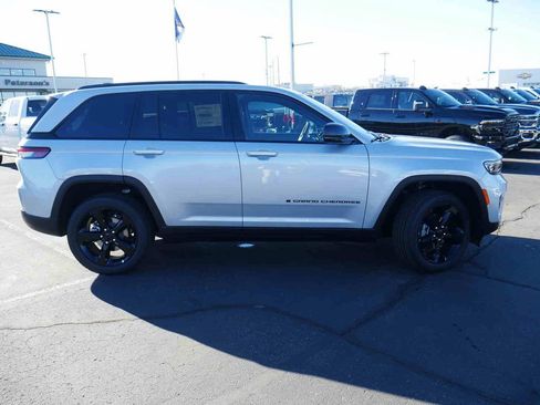 New 2025 Jeep Grand Cherokee Altitude image 21