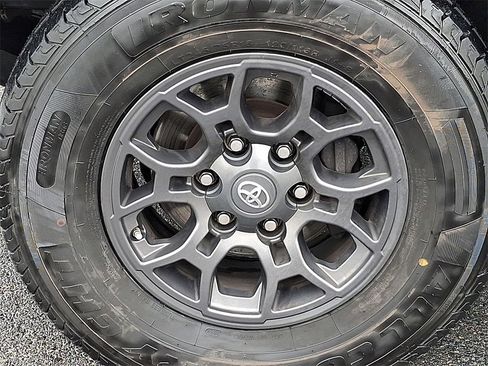 Used 2017 Toyota Tacoma SR5 w/ Tow Package image 9