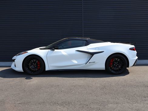 Used 2024 Chevrolet Corvette Z06 w/ Battery Protection Package RWD image 8