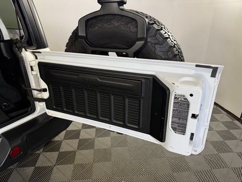 Used 2024 Jeep Wrangler Unlimited Rubicon 4xe AWD/4WD image 19