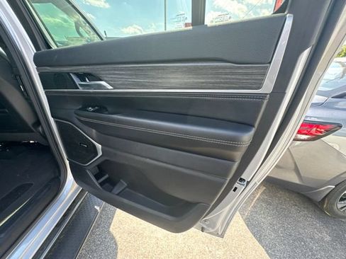 Used 2023 Jeep Wagoneer L Series II AWD/4WD image 23