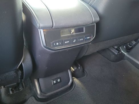Used 2021 Toyota Highlander XLE FWD image 22