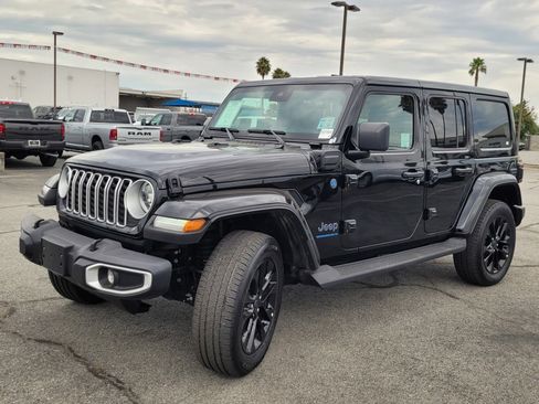 Used 2025 Jeep Wrangler Unlimited Sahara AWD/4WD image 10