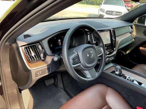Used 2022 Volvo XC60 B5 Momentum FWD image 4