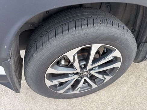 Used 2023 Toyota Corolla Cross XLE w/ Convenience Package FWD image 10