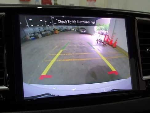 Used 2024 Chrysler Pacifica Touring-L image 7