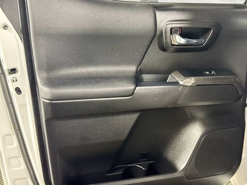 Used 2019 Toyota Tacoma TRD Off-Road w/ Technology Package AWD/4WD image 18