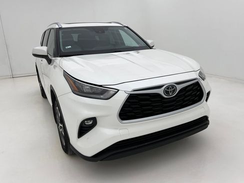 Used 2020 Toyota Highlander XLE image 3