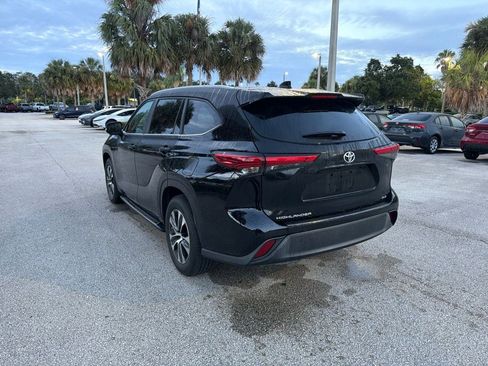 Used 2023 Toyota Highlander XLE FWD image 3