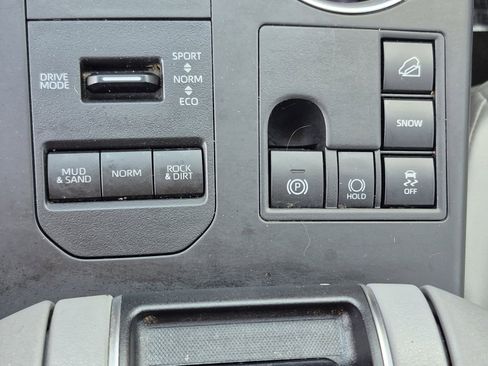 Used 2023 Toyota Highlander XLE AWD/4WD image 35