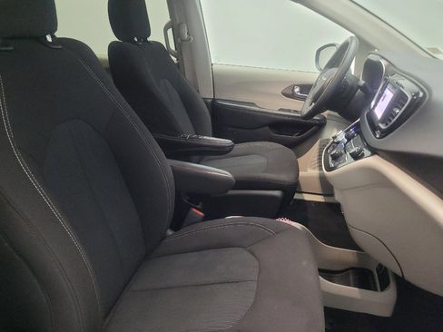Used 2023 Chrysler Voyager LX FWD image 21