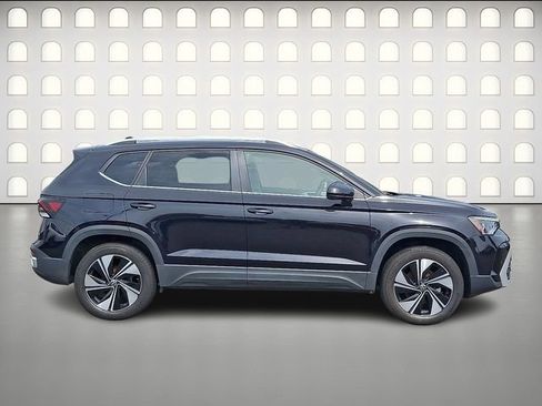 Used 2025 Volkswagen Taos SE w/ Panoramic Sunroof Package AWD/4WD image 7