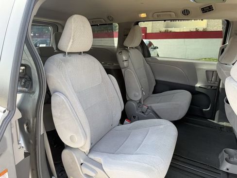 Used 2017 Toyota Sienna LE FWD image 28
