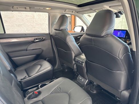 Used 2024 Toyota Highlander Platinum image 48