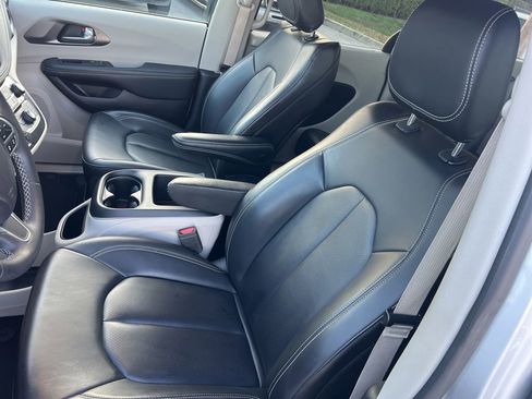 Used 2023 Chrysler Pacifica Touring-L image 45