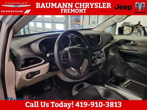 Used 2024 Chrysler Pacifica Touring-L FWD image 6