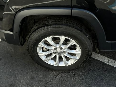 Used 2020 Jeep Cherokee Latitude w/ Cold Weather Group image 10