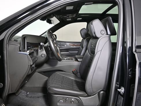 Used 2024 Cadillac Escalade Sport Platinum w/ LPO, ONYX Package AWD/4WD image 23