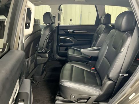 Used 2024 Kia Telluride S image 23