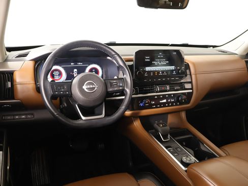 Used 2024 Nissan Pathfinder Platinum AWD/4WD image 2