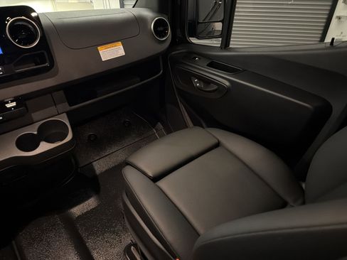Used 2025 Mercedes-Benz Sprinter 2500 image 26