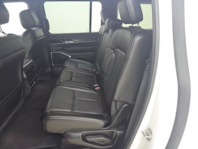 Used 2024 Jeep Wagoneer L Series II w/ Flexible Seating Group AWD/4WD image 3