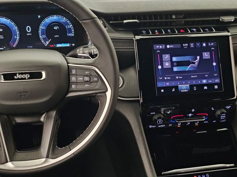 New 2025 Jeep Grand Cherokee Altitude image 21