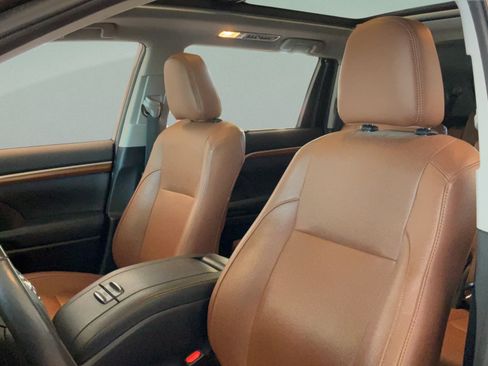 Used 2019 Toyota Highlander Limited Platinum FWD image 25