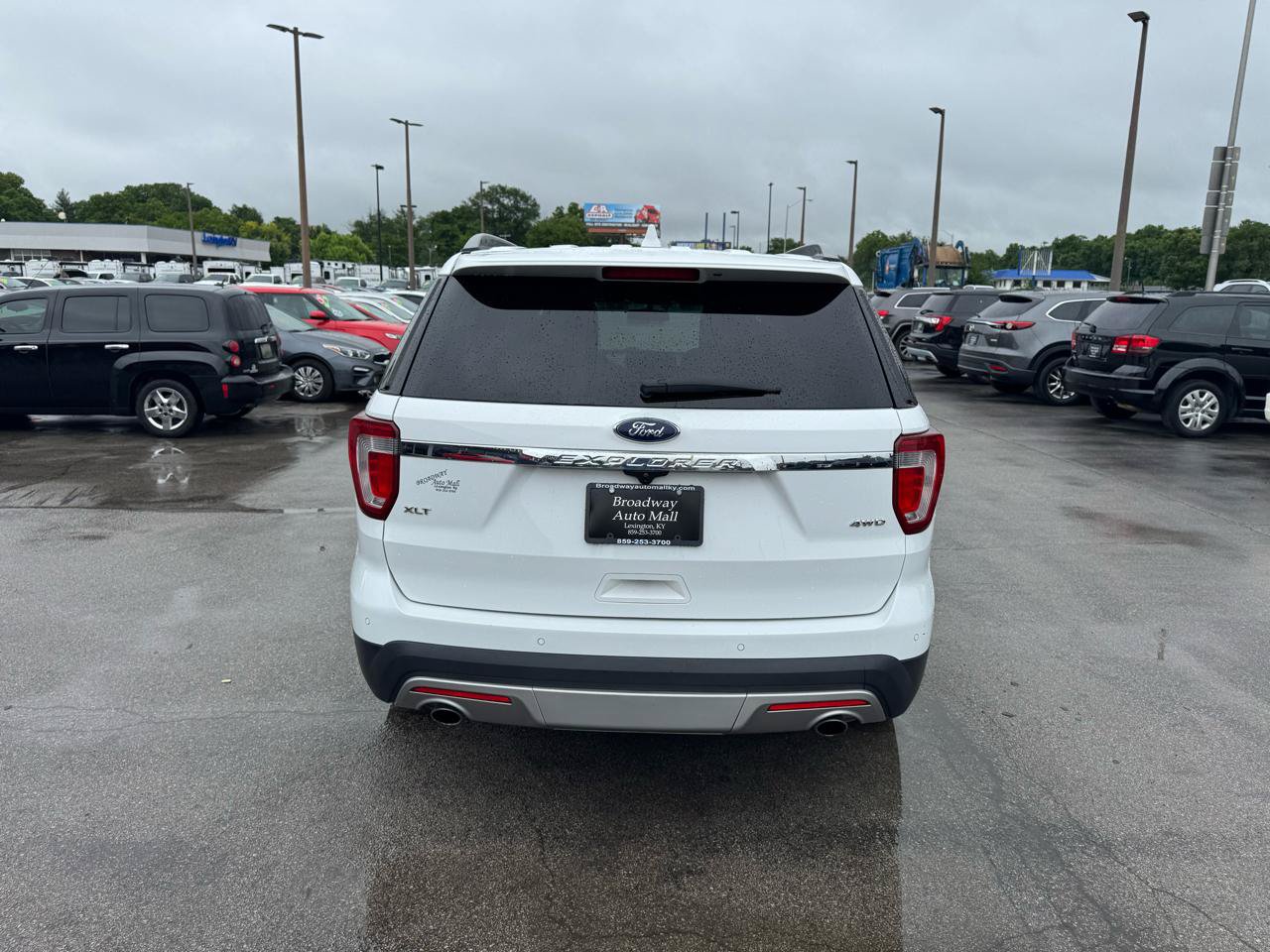 Used 2017 Ford Explorer XLT AWD/4WD image 4