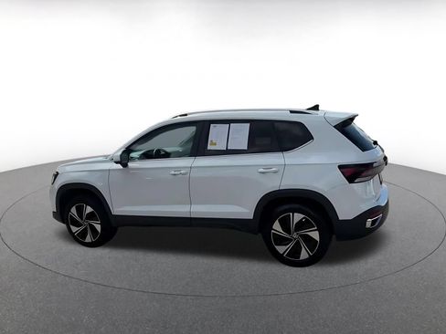 Used 2026 Volkswagen Taos SE AWD/4WD image 9