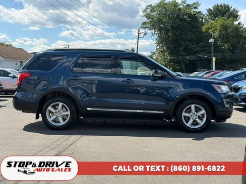 Used 2017 Ford Explorer XLT w/ Equipment Group 202A AWD/4WD image 4