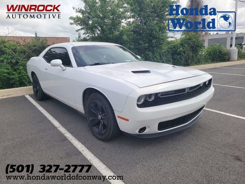 Used 2018 Dodge Challenger SXT RWD image 1