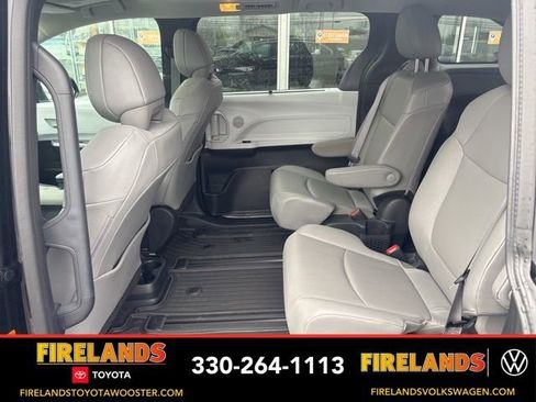 Used 2025 Toyota Sienna XLE image 46