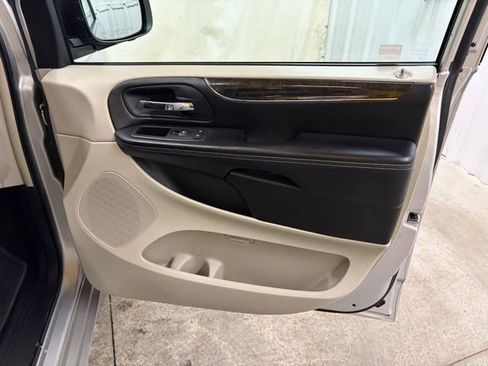Used 2012 Chrysler Town & Country Touring-L w/ Premium Group FWD image 33