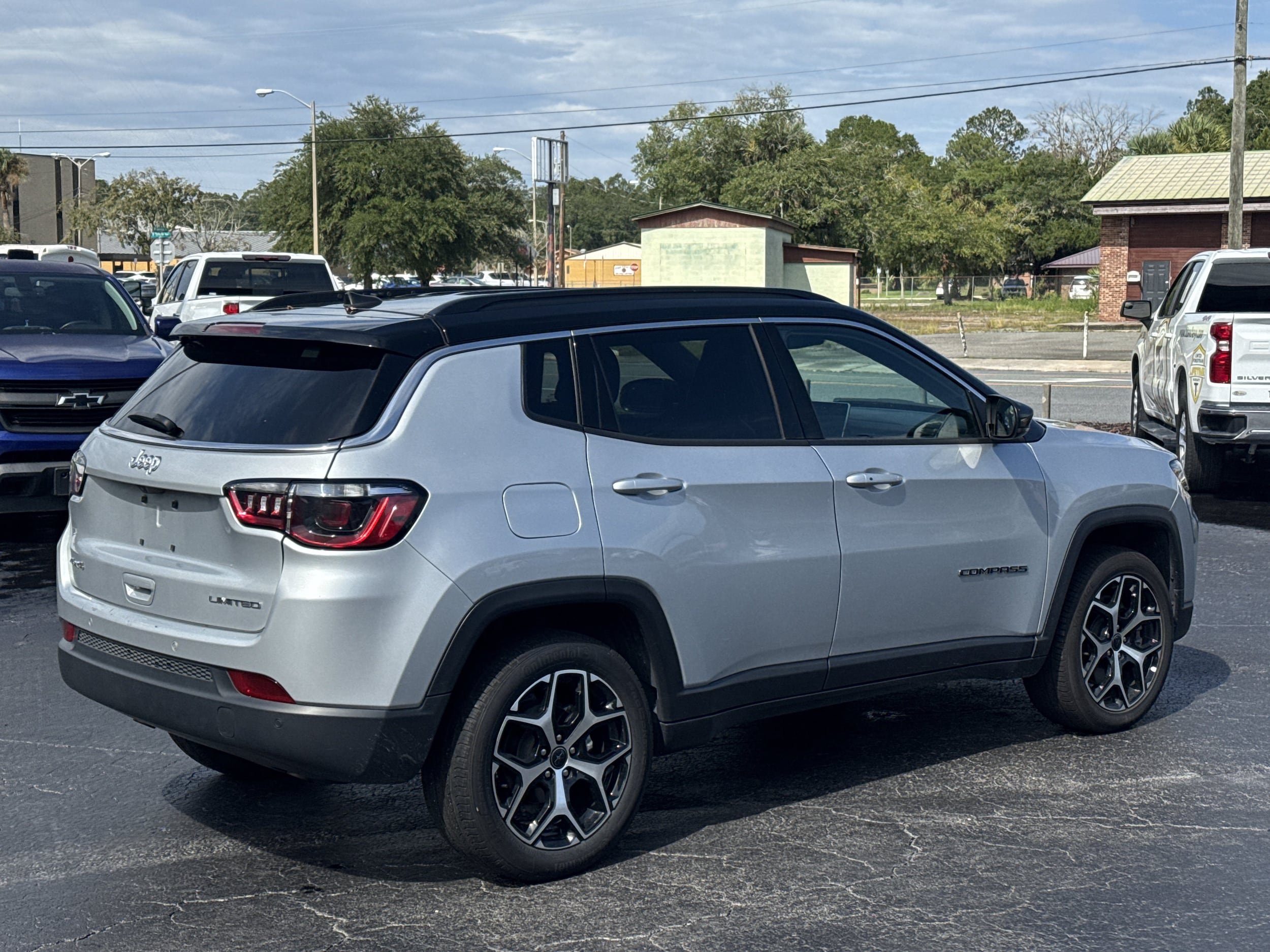 Used 2025 Jeep Compass Limited AWD/4WD image 10