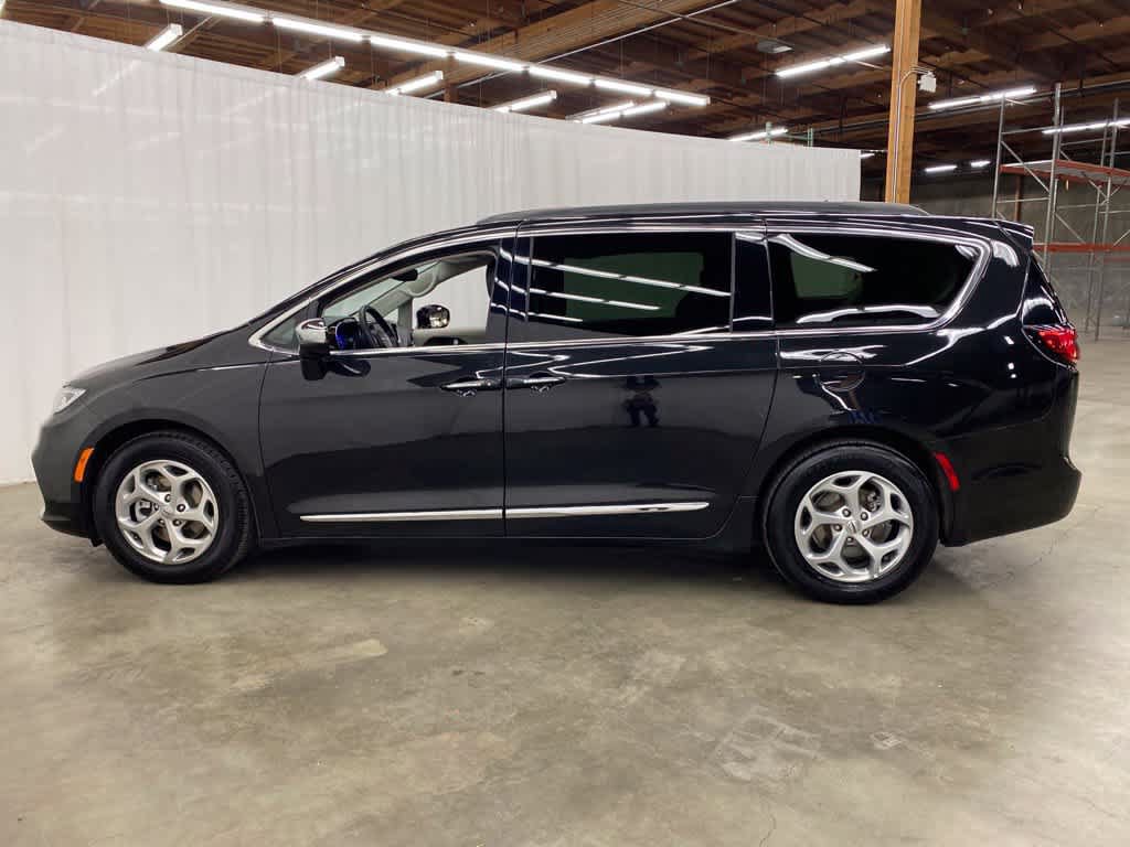 Used 2023 Chrysler Pacifica Limited FWD image 3