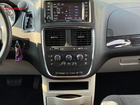 Used 2018 Dodge Grand Caravan SE w/ UConnect Hands-Free Group FWD image 17