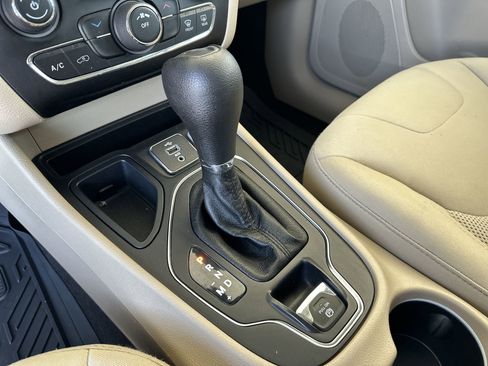 Used 2019 Jeep Cherokee Latitude w/ Popular Appearance Group FWD image 15