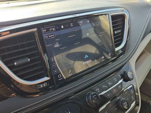 Certified 2022 Chrysler Pacifica Limited image 7