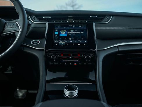 New 2025 Jeep Grand Cherokee L Altitude image 18