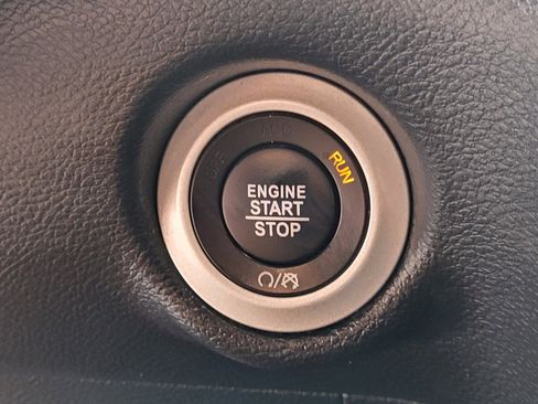 Used 2025 Chrysler Pacifica Select FWD image 23