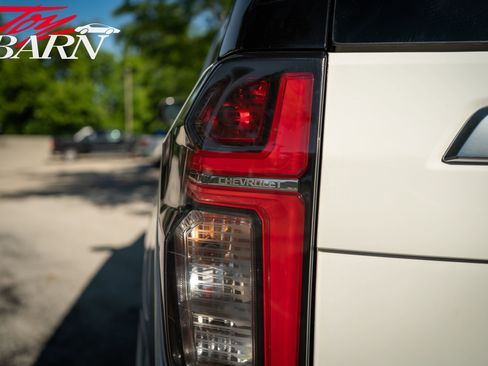 Used 2023 Chevrolet Suburban High Country AWD/4WD image 12