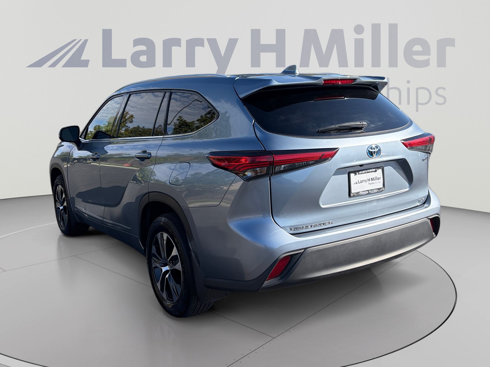 Used 2022 Toyota Highlander XLE AWD/4WD image 3