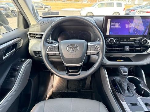 Used 2024 Toyota Highlander Platinum image 14