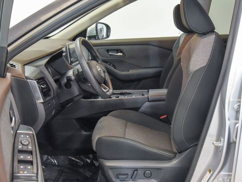 Used 2022 Nissan Rogue SV FWD image 2